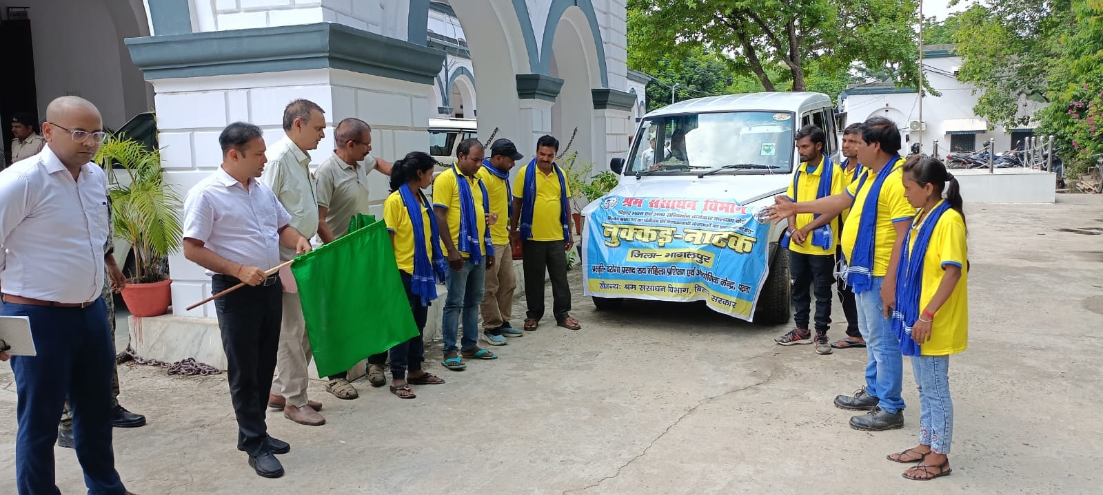 डीएम ने जन-जागरूकता के लिए नुक्कड़ नाटक टीम को दिखाई हरी झंडी