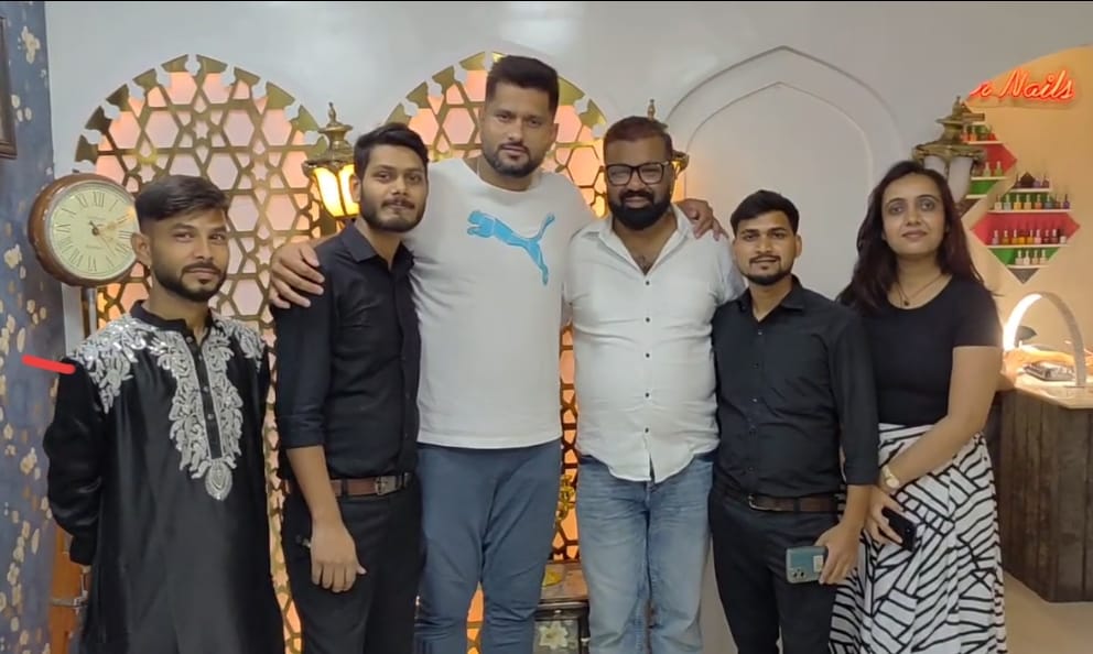 क्रिकेटर सौरभ तिवारी पहुंचे भागलपुर, निभाया दोस्ती का वादा – शहवाज नदीम के सैलून में ली सर्विस, फैंस में दिखा उत्साह