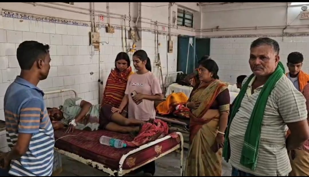 दिनदहाड़े सर्राफा व्यवसायी पर चाकू से जानलेवा हमला, मायागंज अस्पताल में भर्ती