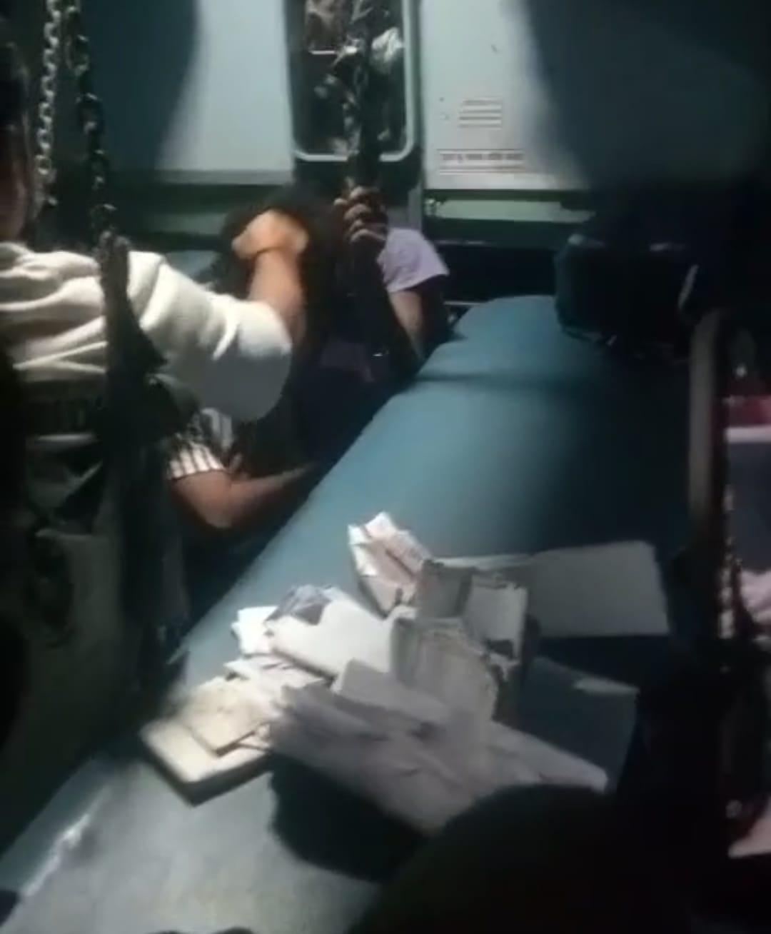 चलती ट्रेन में चोरी की कोशिश नाकाम, सतर्क यात्री ने रंगे हाथ पकड़ा, यात्रियों ने की जमकर पिटाई