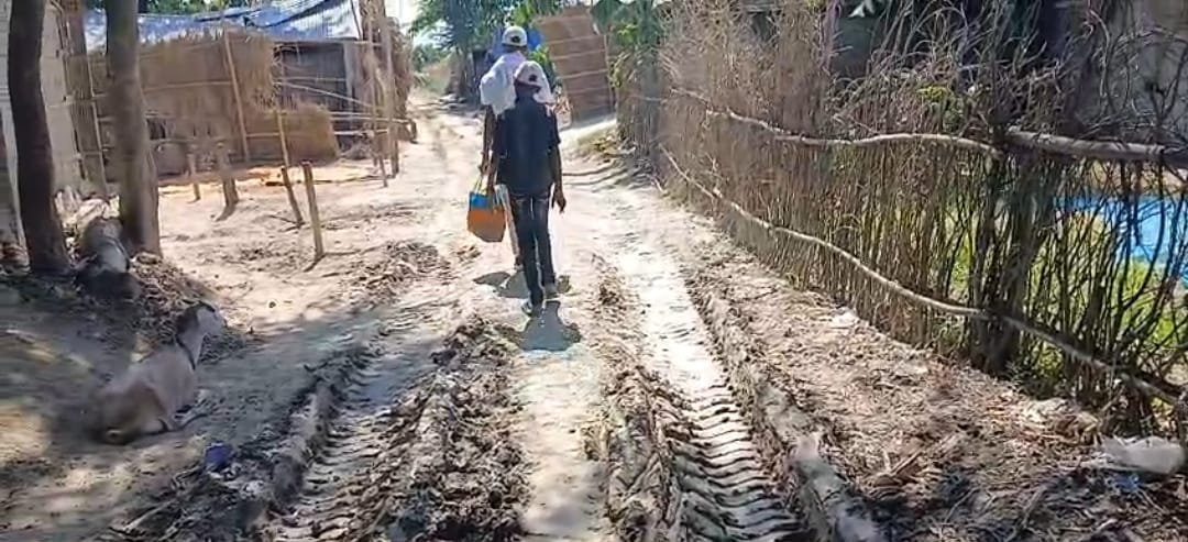 भागलपुर के आहुति गांव में 70 साल से नहीं बनी सड़क, इलाज और पानी को तरसते ग्रामीण