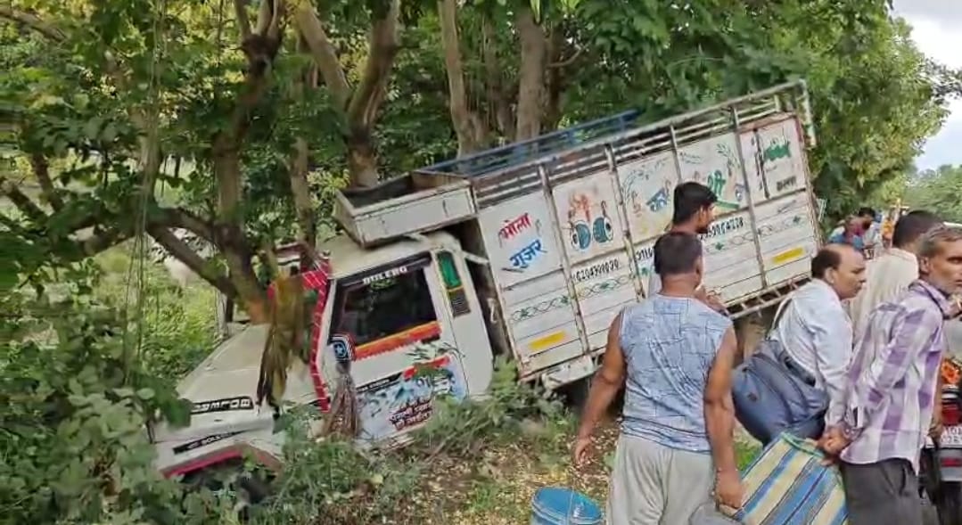 एनएच-31 पर अनियंत्रित पिकअप पेड़ से टकराई, सतर्क बाइक सवार की सूझबूझ से टला बड़ा हादसा