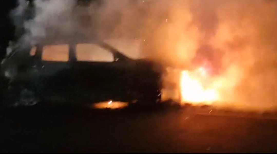 चलती कार में अचानक लगी आग, धू-धू कर जल गई पूरी गाड़ी — बाल-बाल बचे तीन लोग