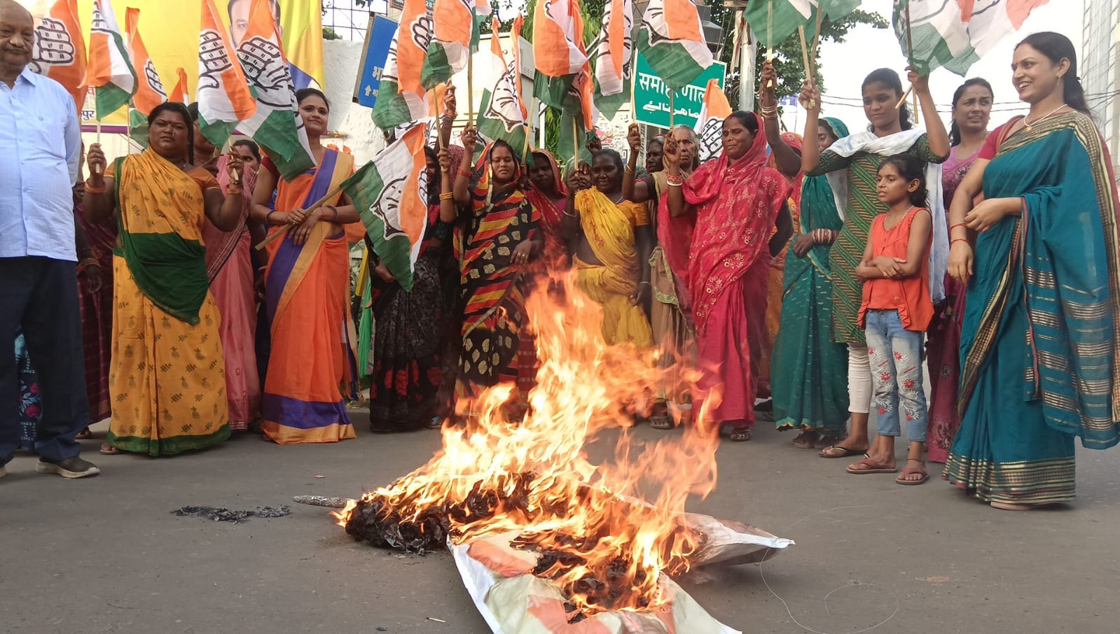 मुजफ्फरपुर की मासूम के साथ दरिंदगी और इलाज में लापरवाही के विरोध में भागलपुर में मुख्यमंत्री व स्वास्थ्य मंत्री का पुतला दहन