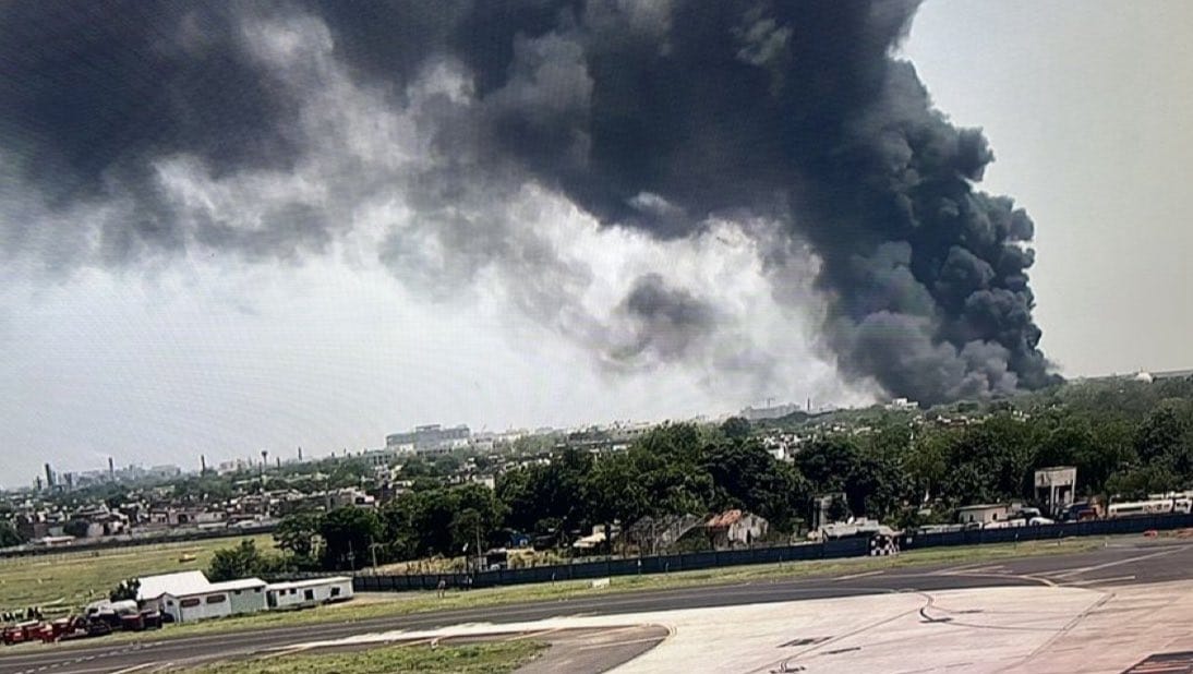 अहमदाबाद में एयर इंडिया का विमान क्रैश, 242 यात्री थे सवार; रिहायशी इलाके में मचा हड़कंप