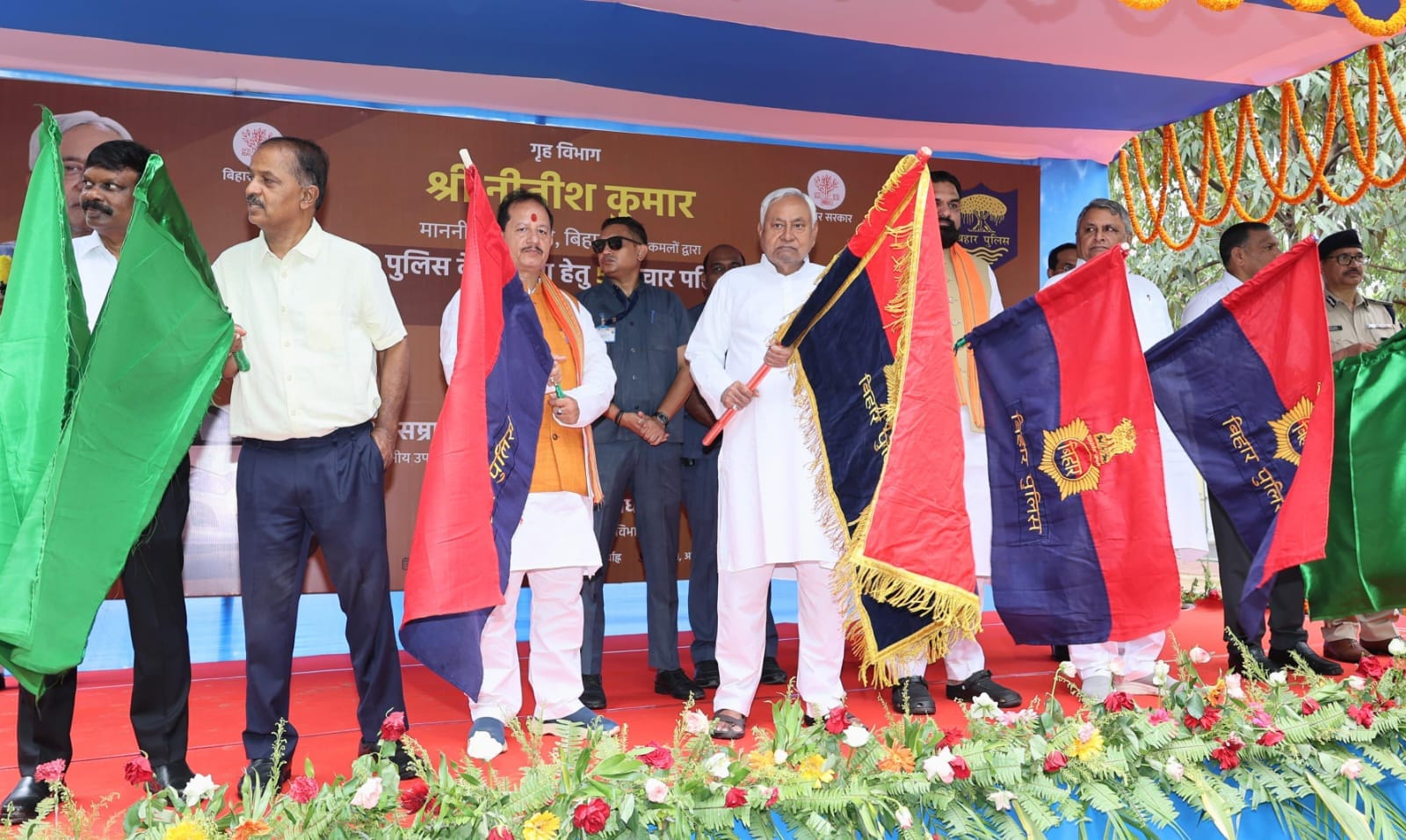 मुख्यमंत्री ने पुलिस के लिए 618 वाहनों का किया लोकार्पण, हरी झंडी दिखाकर किया रवाना