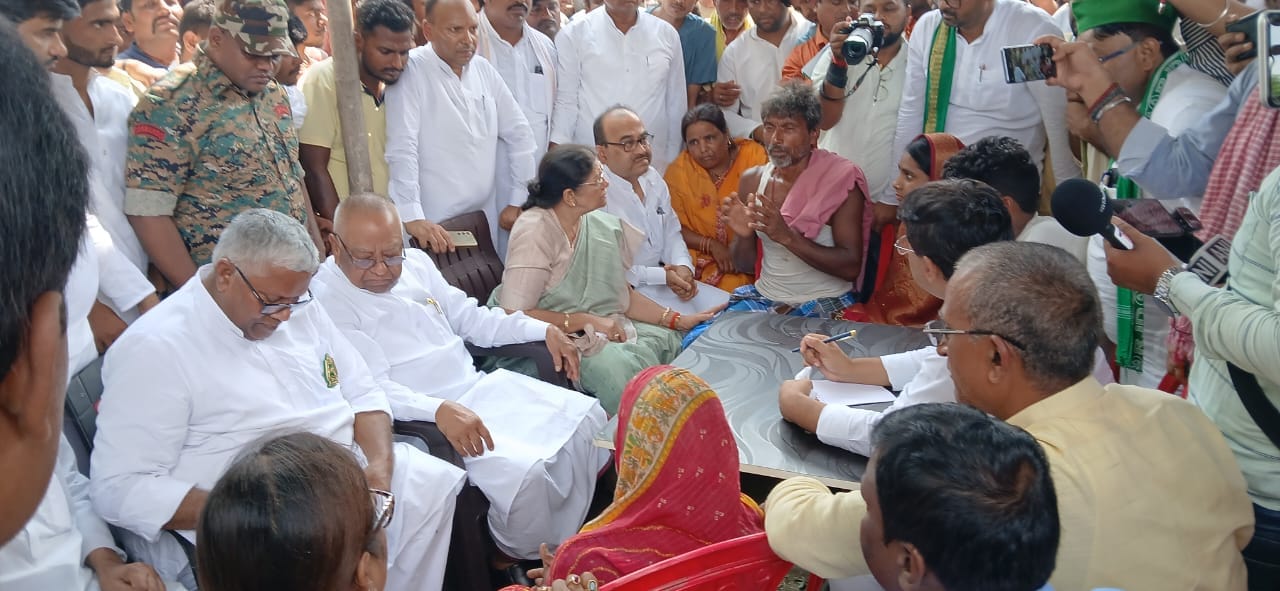 Navgachiya News: अतिपिछड़ी जाति की महिला के साथ दुष्कर्म और हत्या मामले में गांव पहुंची जांच टीम, पीड़ित परिवार को न्याय दिलाने का दिया भरोसा