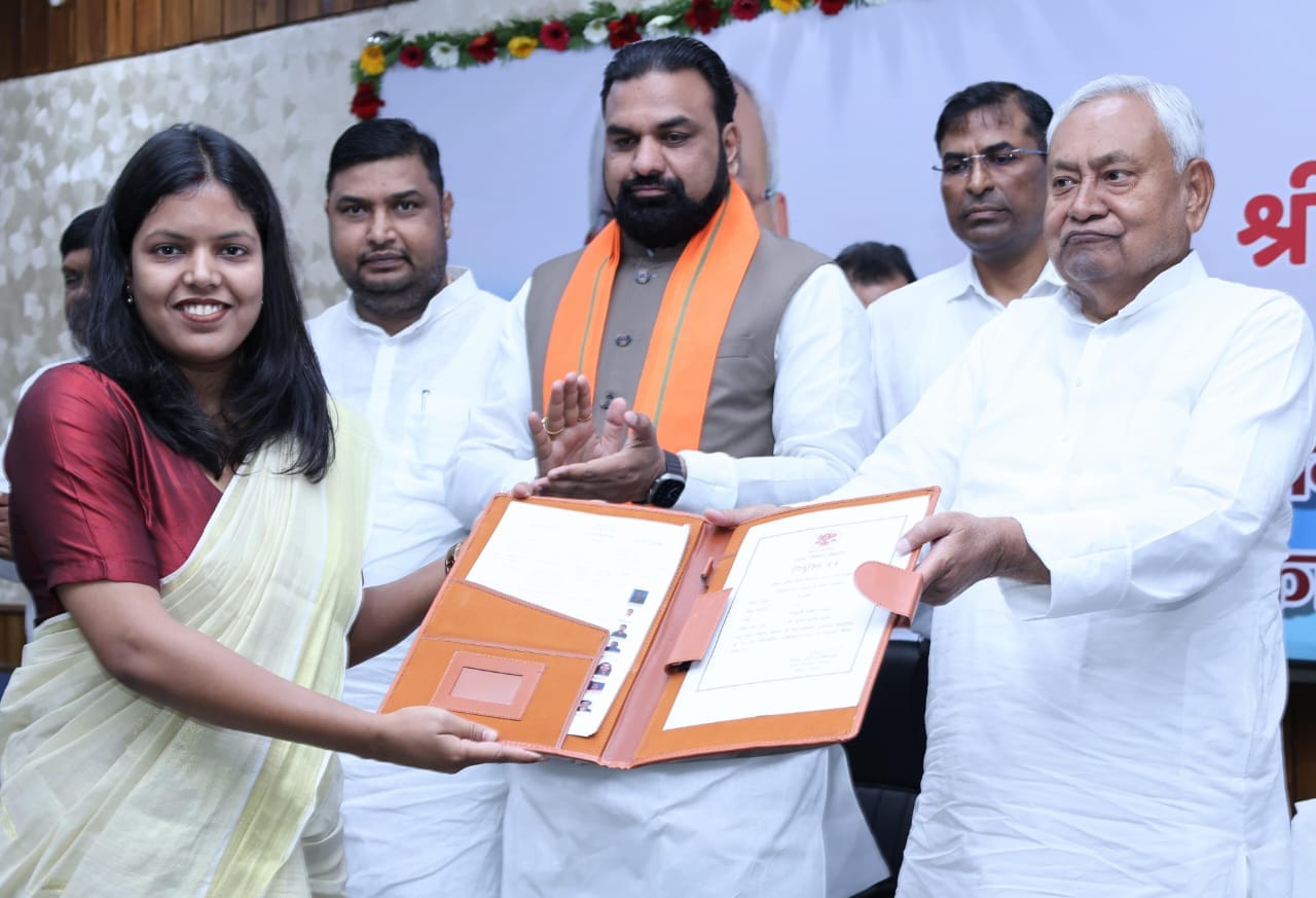 Patna News: मुख्यमंत्री ने 101 सहायक वास्तुविदों को सौंपा नियुक्ति पत्र, राज्य के निर्माण कार्यों को मिलेगा नया आयाम