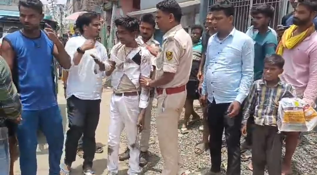 पोस्ट ऑफिस में दिनदहाड़े लूट की कोशिश, बुजुर्ग ने दिखाई बहादुरी, हथियारबंद अपराधी गिरफ्तार