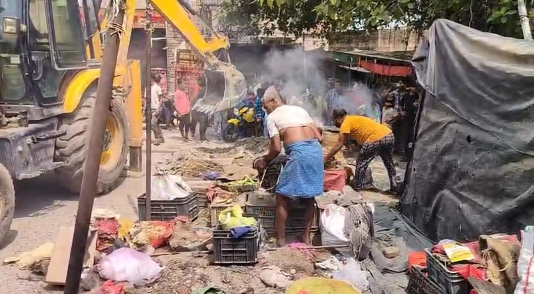 भीखनपुर में चला रेलवे का बुलडोजर, गुमटी नंबर 1 से 2 तक अतिक्रमण हटाया गया