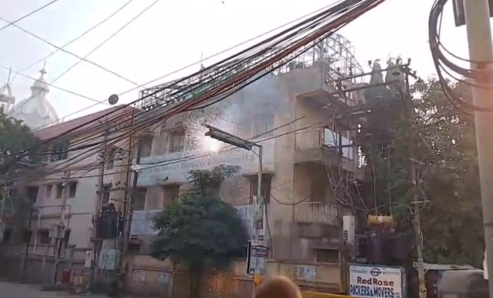 कचहरी चौक पर बिजली तार में लगी आग, तेज धमाकों से मची अफरा-तफरी
