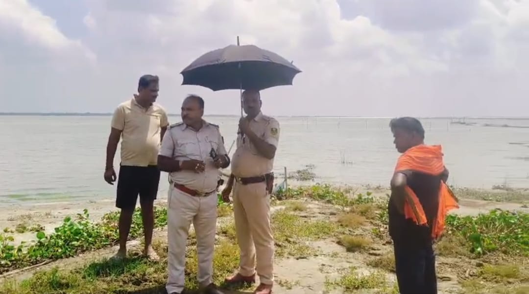 गंगा घाट पर युवक और महिला का शव बरामद: अवैध संबंध में हत्या की आशंका, गाड़ी मालिक पर गंभीर आरोप