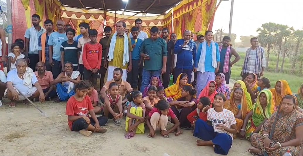 फोरलेन निर्माण पर बिहारीपुर के ग्रामीणों का धरना जारी, सर्विस रोड की मांग को लेकर प्रशासन पर दबाव