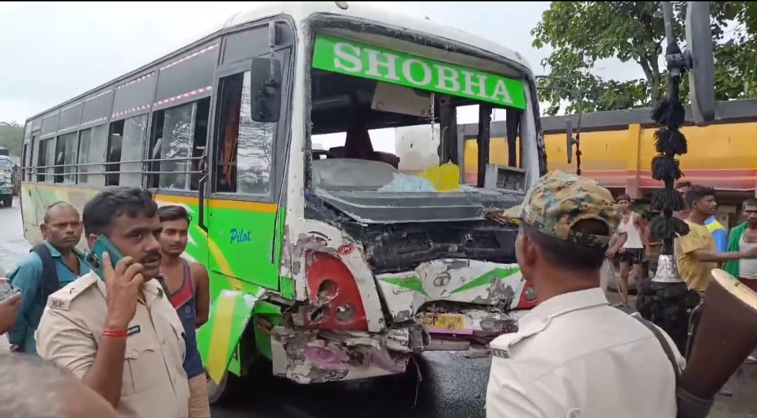 विक्रमशिला सेतु पर दो बसों की जबरदस्त टक्कर, 30 यात्री घायल, सभी खतरे से बाहर