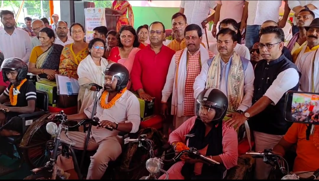 Bhagalpur News: भागलपुर में दिव्यांगजन और वरिष्ठ नागरिकों के लिए सामाजिक अधिकारिता शिविर, केंद्रीय मंत्री बी.एल. वर्मा ने वितरित किए सहायता उपकरण