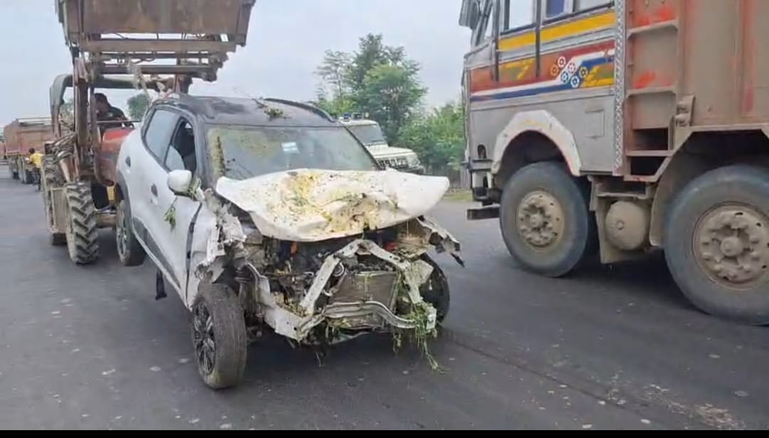 नवगछिया: तेज रफ्तार कार NH-31 पर 5 फीट गहरी खाई में गिरी, आम का ठेला रौंदा, युवती घायल