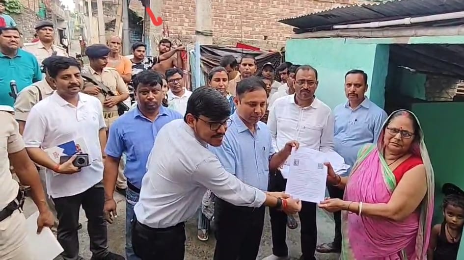 Bhagalpur News: नाथनगर के रामपुर खुर्द में विशेष गहन पुनरीक्षण अभियान, डीएम ने खुद बांटे गणना पत्र
