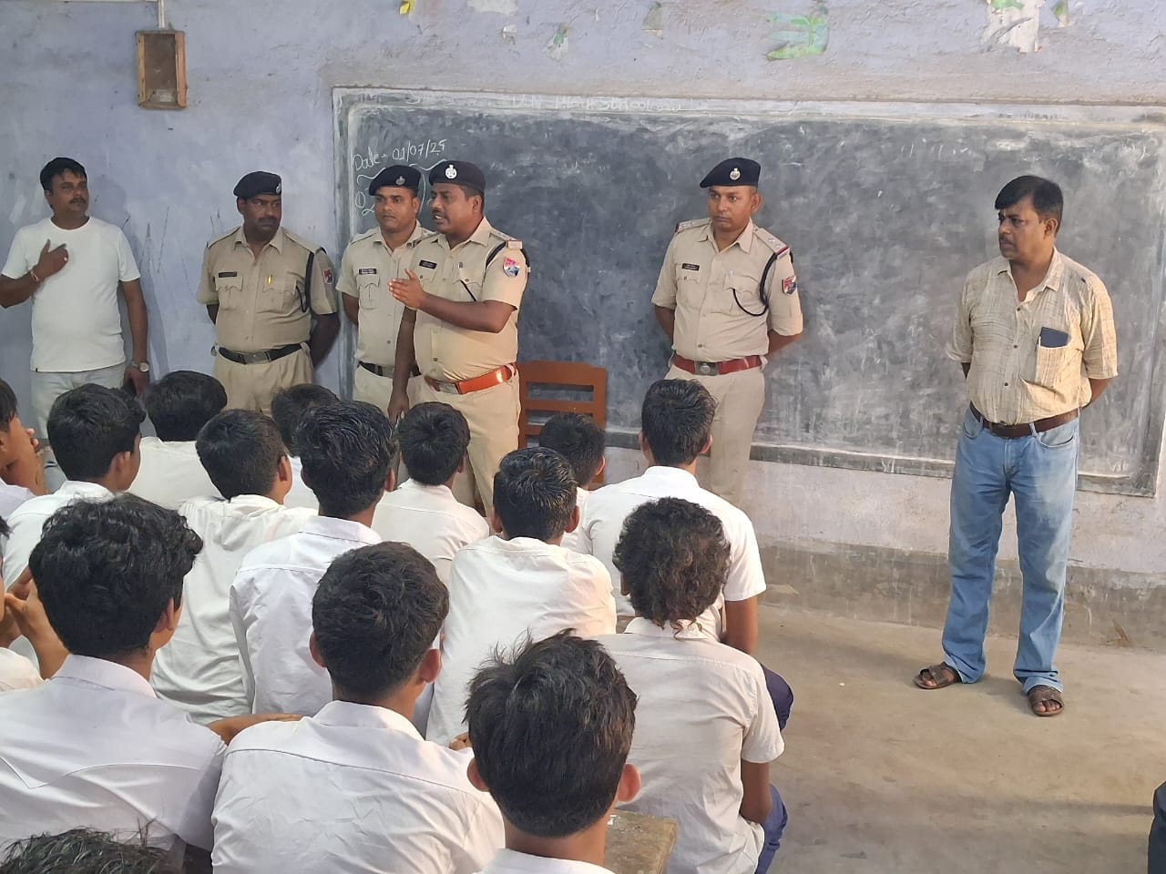 मालदा डिवीजन आरपीएफ की सराहनीय पहल: स्कूली छात्रों को रेलवे सुरक्षा के प्रति किया जागरूक