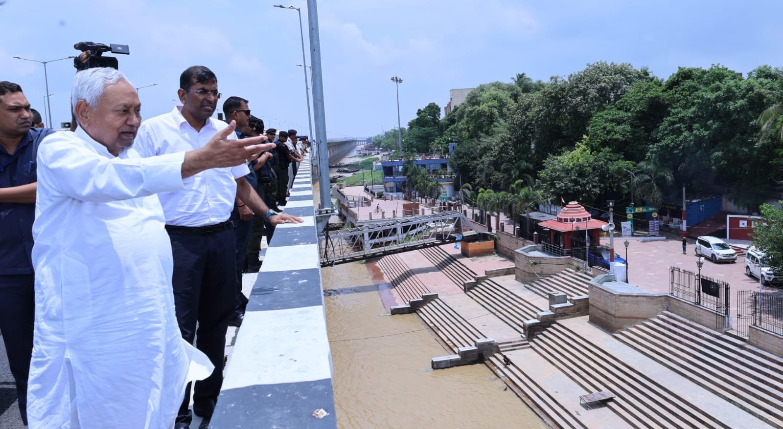 Bihar News: मुख्यमंत्री नीतीश कुमार ने लिया गंगा के बढ़ते जलस्तर और जेपी गंगा पथ सौंदर्यीकरण कार्य का जायजा