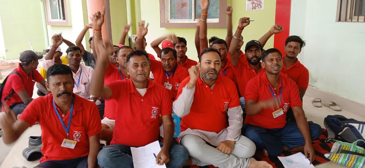 Sultanganj News: श्रावणी मेला में ड्यूटी और वेतन को लेकर आपदा मित्रों का धरना-प्रदर्शन