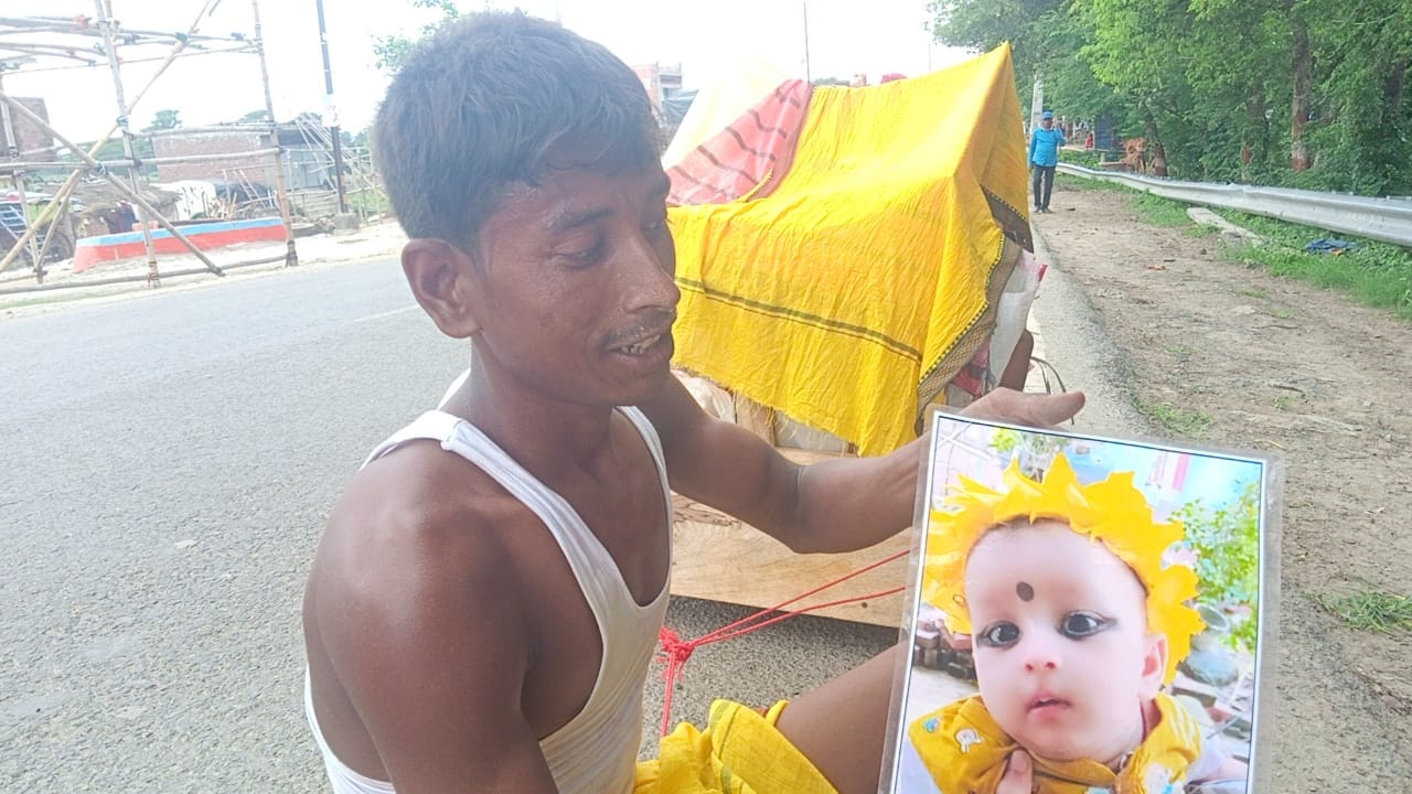 मन्नत पूरी होने पर कांवरिया ने बच्चों को डोली में बैठाकर शुरू की देवघर यात्रा