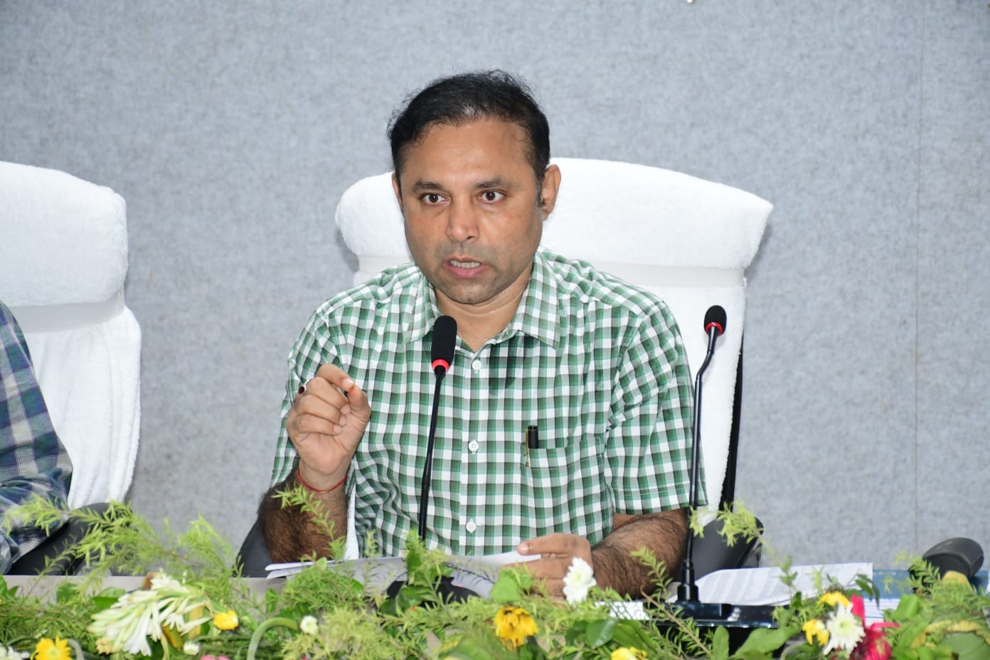 भागलपुर में विशेष गहन पुनरीक्षण अभियान की समीक्षा बैठक, लापरवाह अफसरों पर बड़ी कार्रवाई