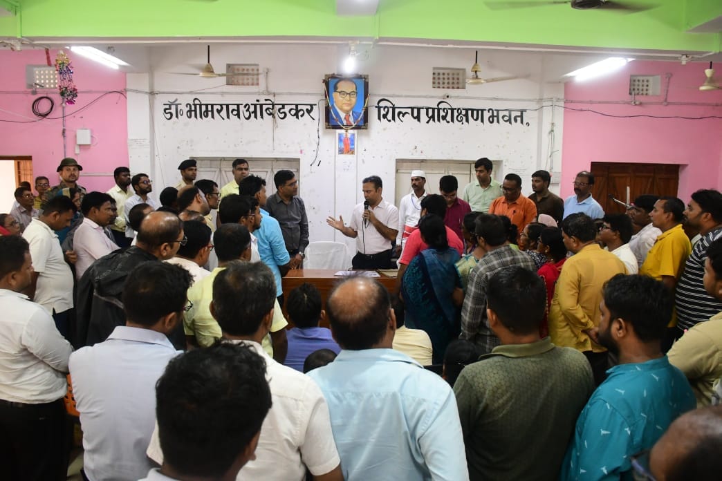 विषेश गहन पुनरीक्षण कार्य की समीक्षा को लेकर जिलाधिकारी का भ्रमण, बीएलओ और कर्मियों को दिए आवश्यक निर्देश