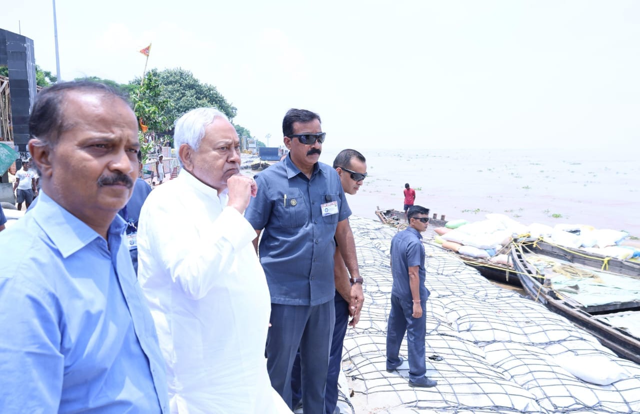 मुख्यमंत्री नीतीश कुमार ने जेपी गंगा पथ पर विकसित हो रहे पार्क का निरीक्षण किया, गंगा नदी के जलस्तर का भी लिया जायजा