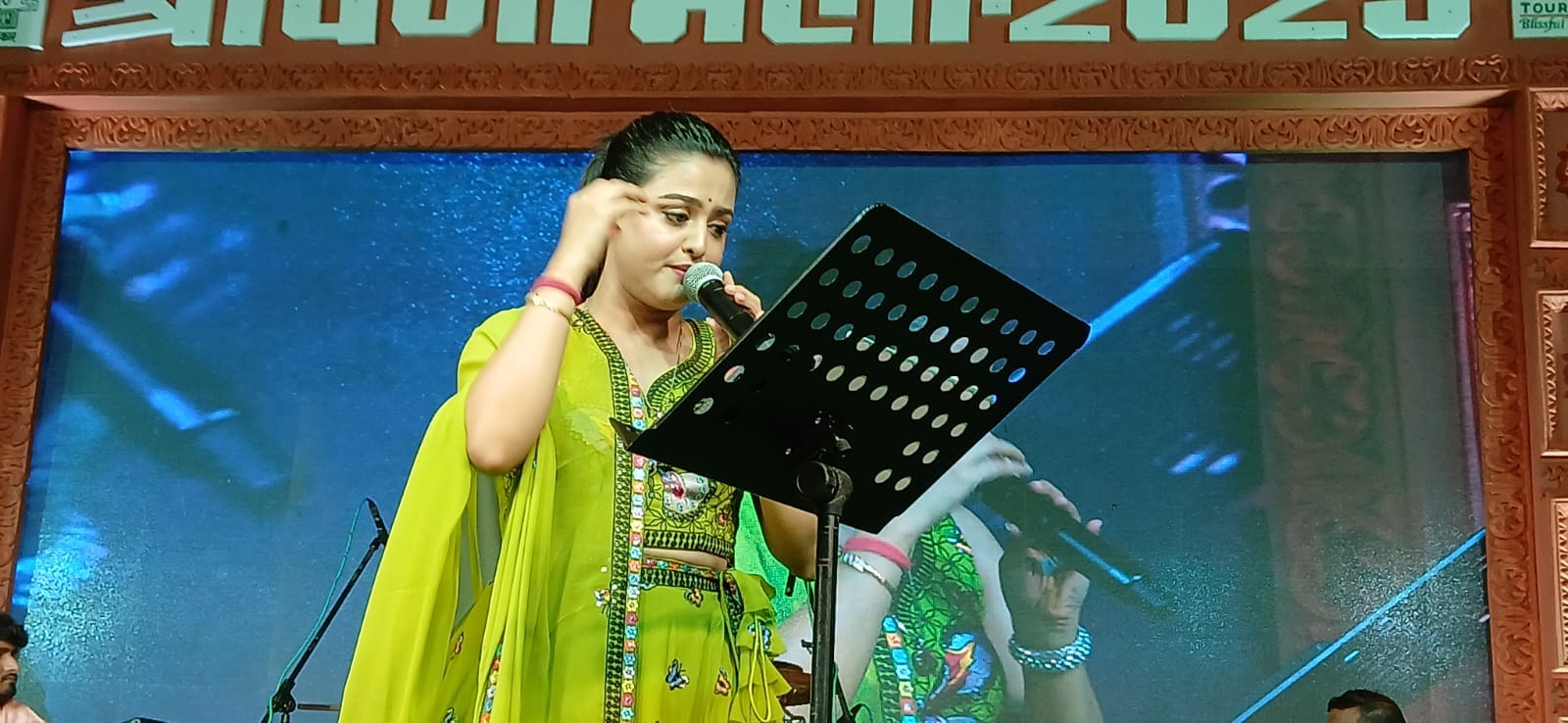 सुपरस्टार पूजा चटर्जी ने भोले के भजनों से बांधा समां, नमामि गंगे घाट पर हुआ सांस्कृतिक कार्यक्रम