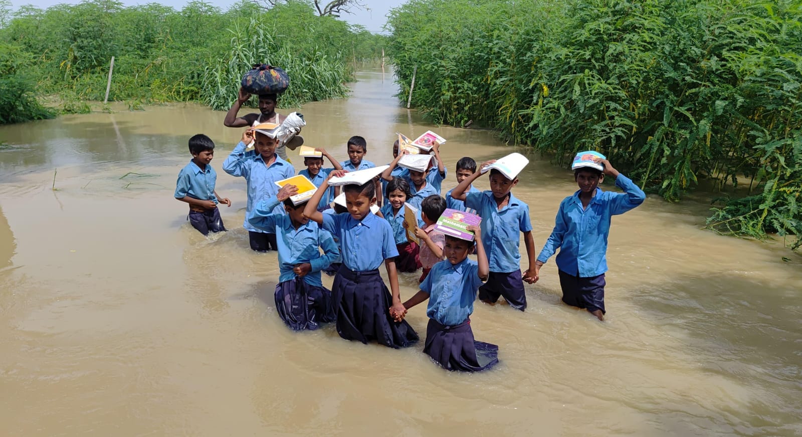 गंगा की बाढ़ से संत नगर गांव टापू में तब्दील, स्कूली बच्चों की जान पर खतरा