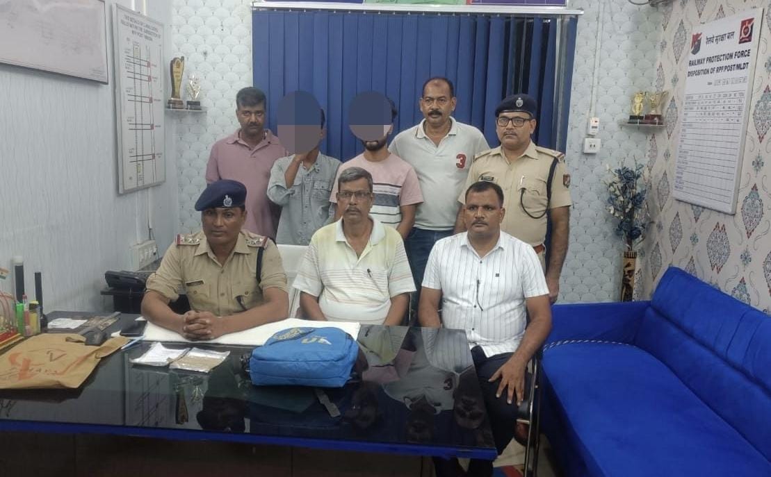 मालदा टाउन स्टेशन पर आरपीएफ की बड़ी कार्रवाई: ₹1.01 करोड़ की ब्राउन शुगर जब्त, दो गिरफ्तार