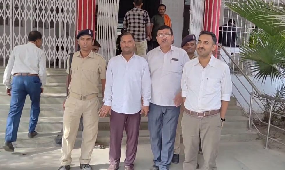 Breaking news: सहरसा के जिला मत्स्य पदाधिकारी रिश्वत लेते रंगेहाथ गिरफ्तार, निगरानी टीम ने की बड़ी कार्रवाई