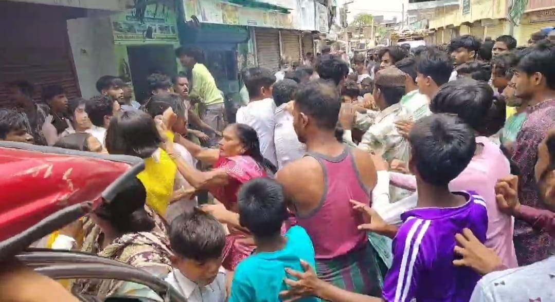 Crime News: छेड़छाड़ विवाद में चाकूबाजी, तीन गंभीर रूप से घायल; पुलिस ने शुरू की जांच