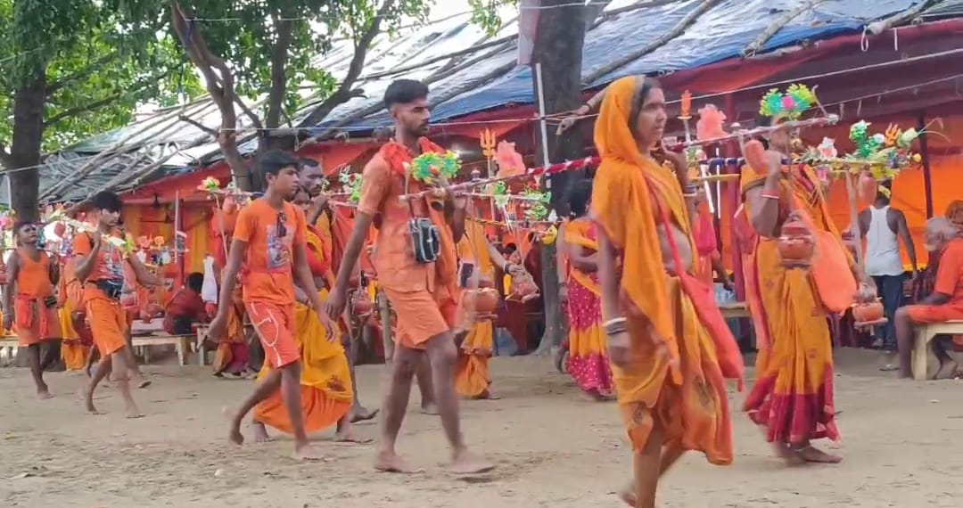 श्रावणी मेला 2025: भगवामय हुआ सबसे लंबा कांवरिया पथ, अजगैबीनाथ धाम में उमड़ा श्रद्धालुओं का सैलाब