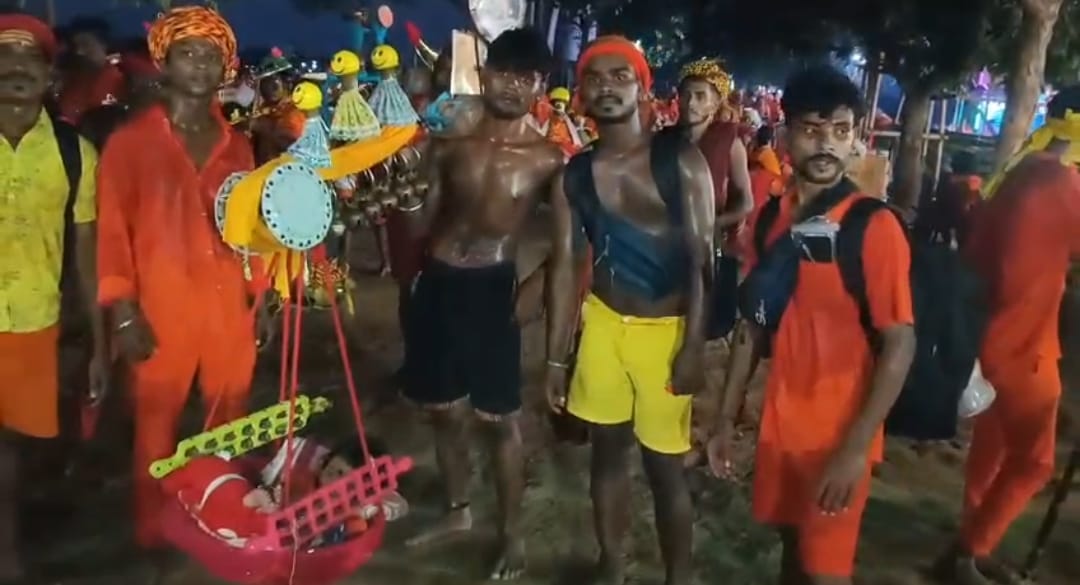 सावन में अनोखी श्रद्धा: कांवड़ में गंगाजल के साथ अपने बच्चे को बैठाकर निकला भक्त, बाबा धाम की ओर बढ़े रंजीत