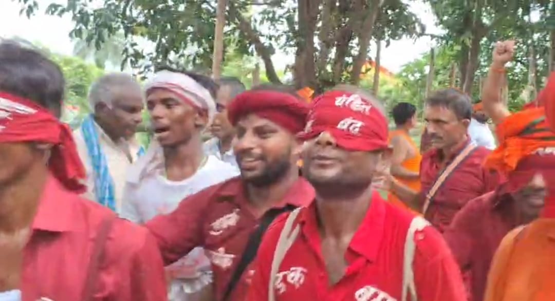 श्रावणी मेला: पट्टी बांधकर भोलेनाथ से मिलने निकले हठयोगी: आस्था की ऐसी मिसालें जो रोंगटे खड़े कर दें