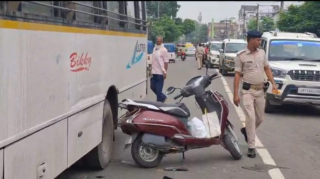 तिलकामांझी में भीषण सड़क हादसा: अनियंत्रित बस ने स्कूटी सवार को कुचला, मौके पर ही मौत