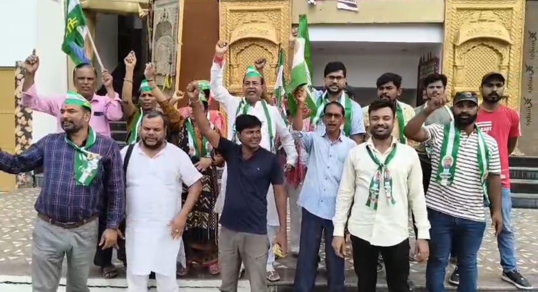 मुख्यमंत्री की घोषणा पर भागलपुर में जदयू कार्यकर्ताओं ने मनाया जश्न, फोड़े पटाखे और बांटी मिठाइयां