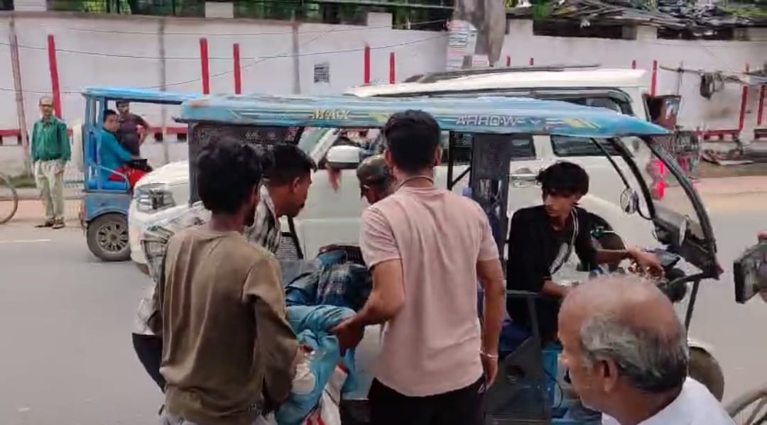 कचहरी चौक पर सड़क हादसे में घायल बुजुर्ग की पत्रकारों ने बचाई जान, मानवता की पेश की मिसाल