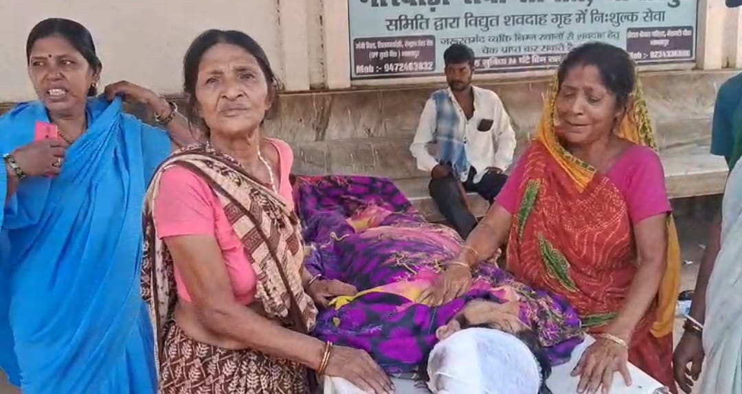 समय पर इलाज न मिलने से बुजुर्ग की मौत, परिजनों ने मायागंज अस्पताल पर लगाया लापरवाही का आरोप