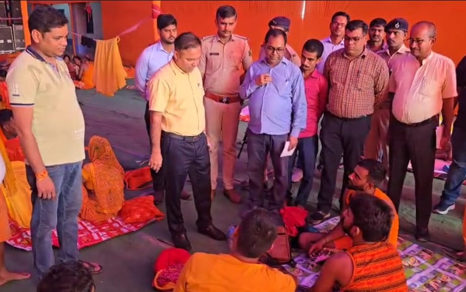 श्रावणी मेला 2025: व्यवस्था की सख्त निगरानी में जुटे डीएम, श्रद्धालुओं से लिया सीधा फीडबैक