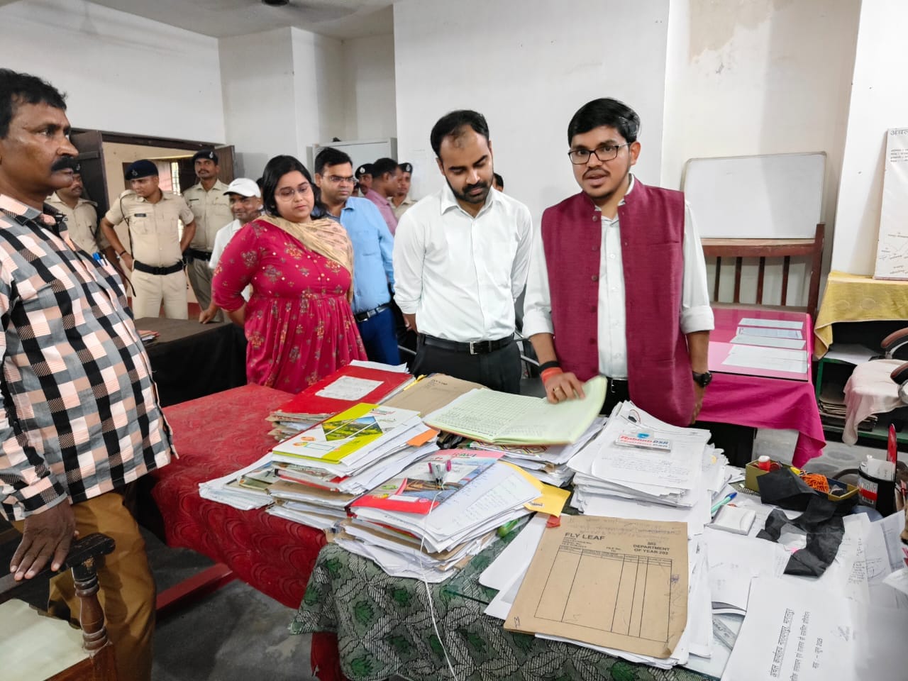 डीडीसी ने खरिक और नारायणपुर प्रखंड का किया औचक निरीक्षण, कर्मचारियों की उपस्थिति और योजनाओं की प्रगति की समीक्षा