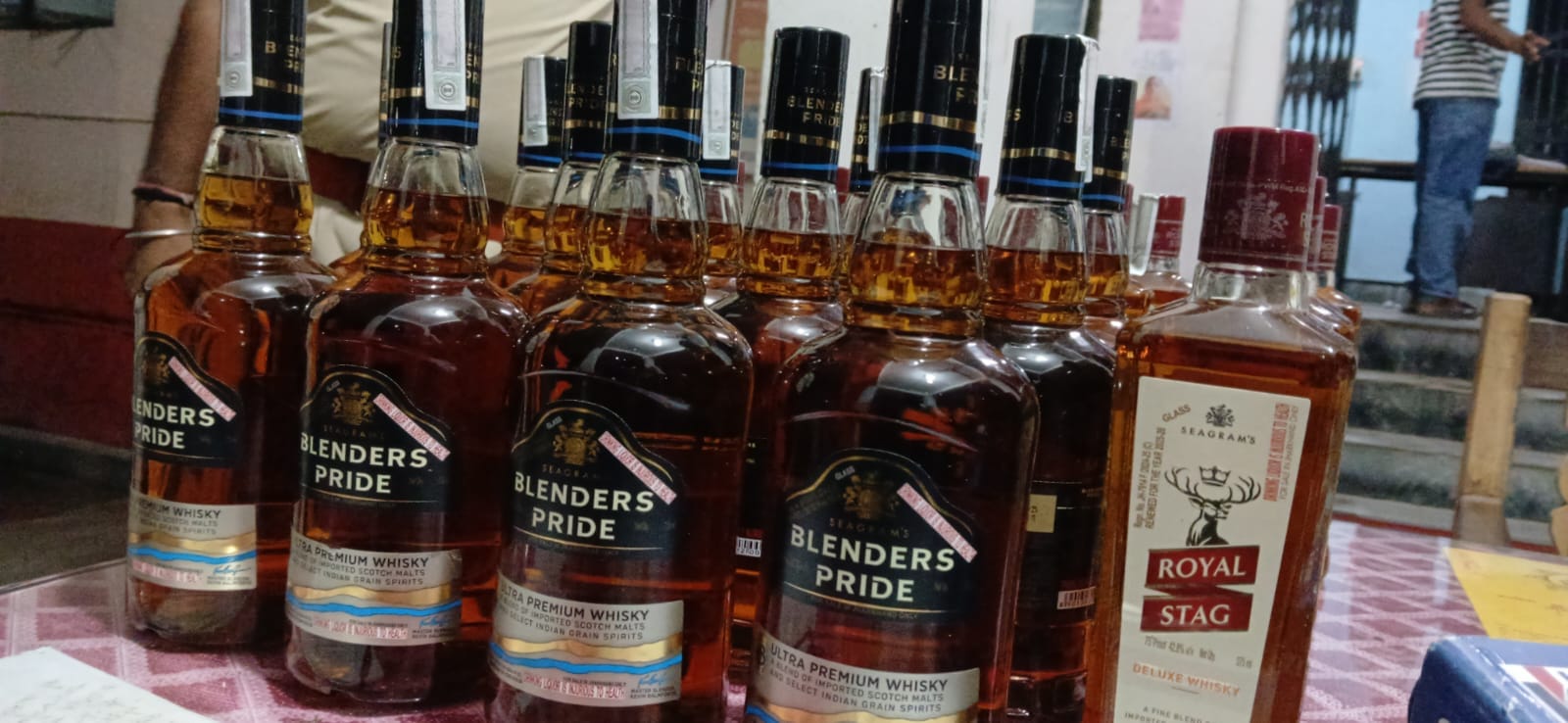 सुल्तानगंज पुलिस की बड़ी कार्रवाई: सावन की अंतिम सोमवारी से पहले लाज से भारी मात्रा में अंग्रेजी शराब बरामद, दो गिरफ्तार