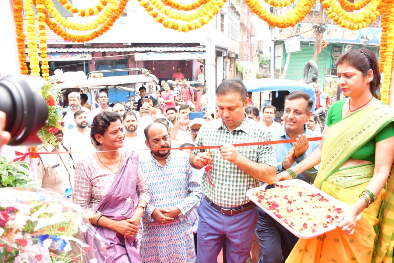 जिलाधिकारी ने किया सुधा मिल्क पार्लर का उद्घाटन, बाढ़ प्रभावित पशुपालकों के हित में दिए निर्देश