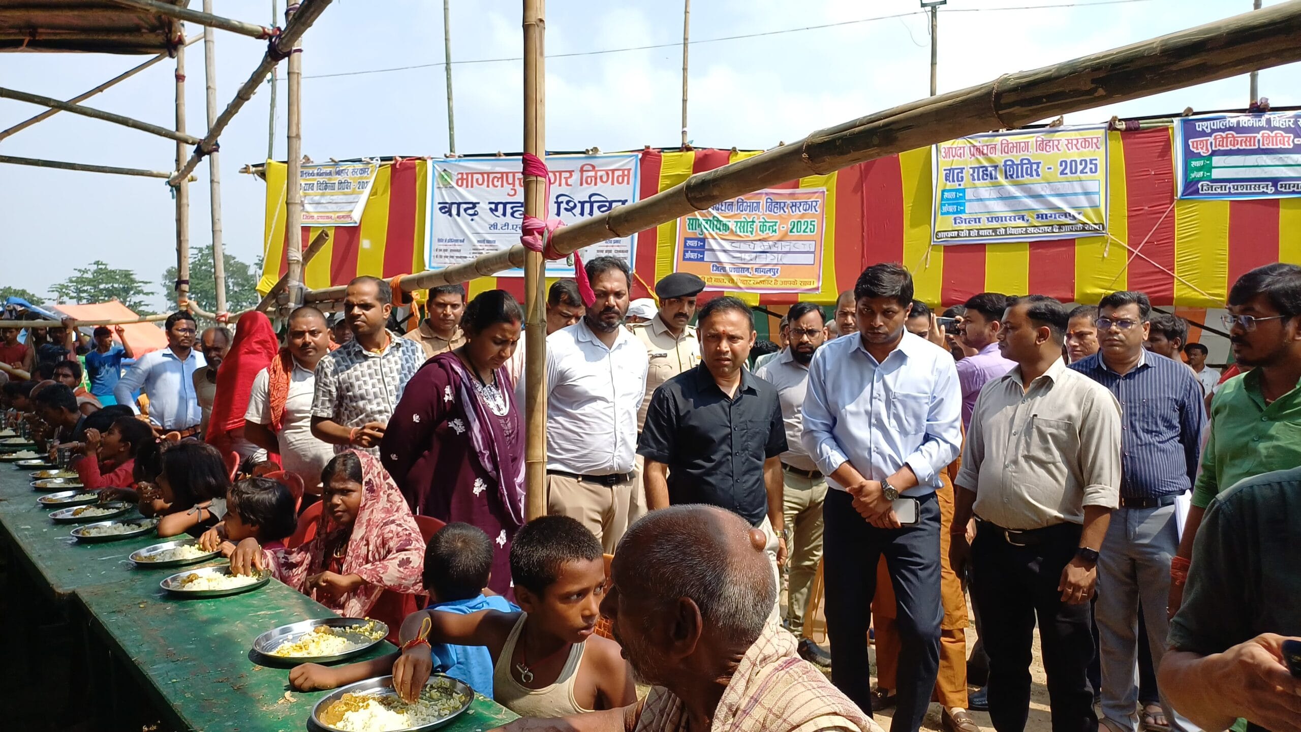 जिलाधिकारी ने किया बाढ़ राहत शिविरों का निरीक्षण, लिया व्यवस्थाओं का जायजा