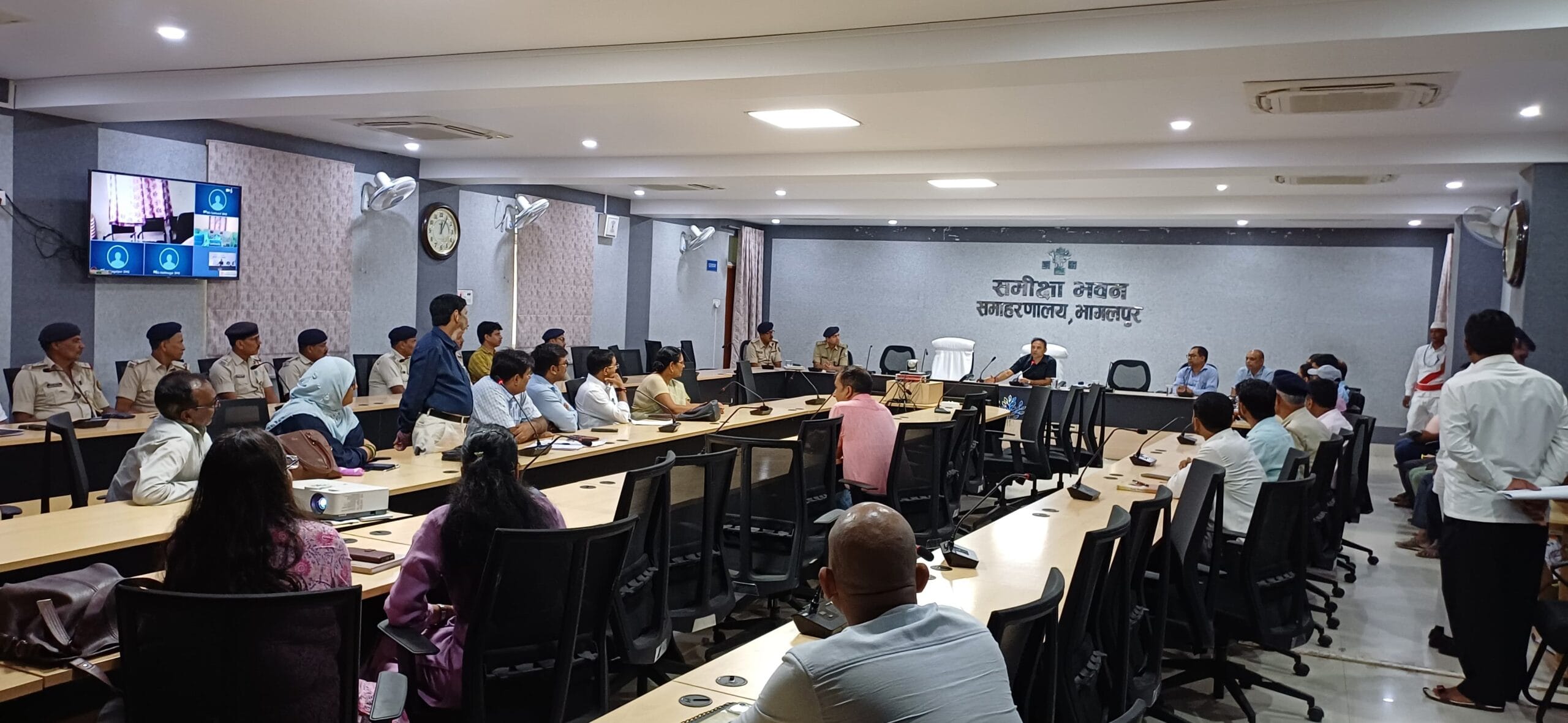 “10 अगस्त को क्षेत्र सहायक परीक्षा: जिलाधिकारी ने दिए सख्त निर्देश, होगी त्रिस्तरीय जांच और सख्त निगरानी”