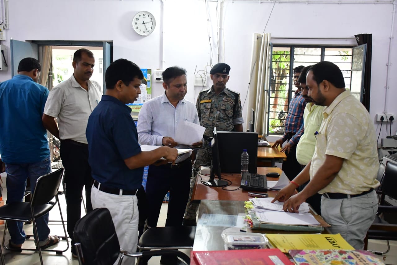 जिलाधिकारी ने किया आपदा प्रबंधन कार्यालय का निरीक्षण