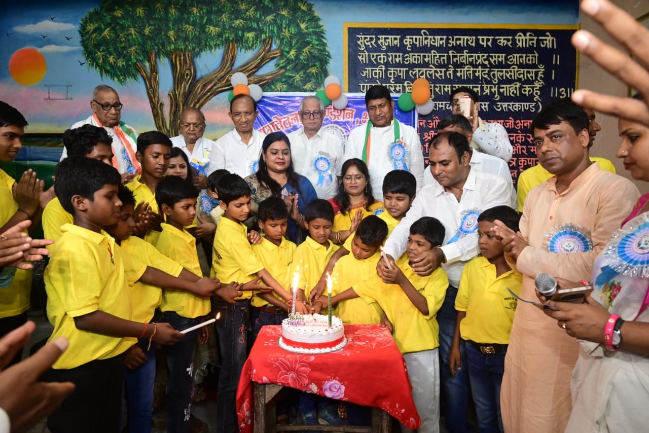 स्वतंत्रता दिवस पर युगचेतना फाउंडेशन ने मनाया स्थापना दिवस, अनाथालय में बच्चों संग बांटी खुशियां