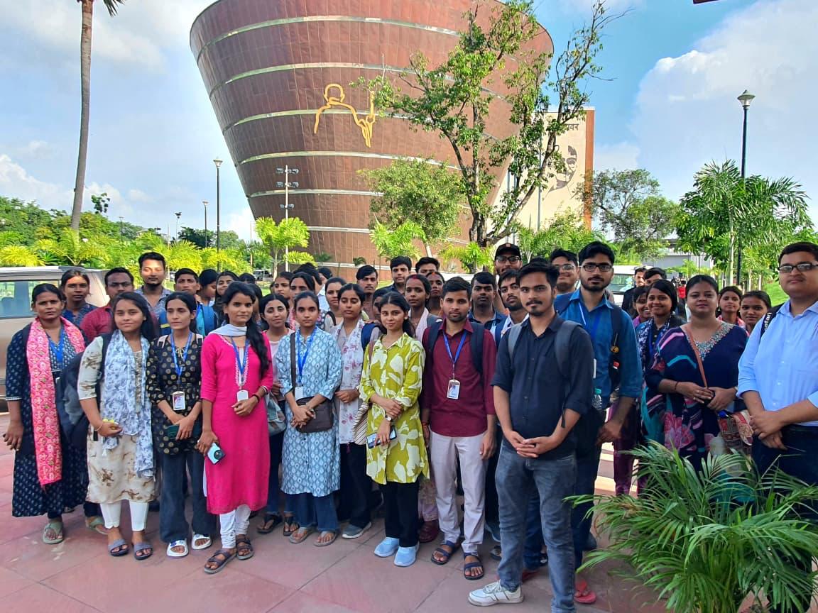 बी डी कॉलेज के विद्यार्थियों ने बापू टावर में किया ज्ञानवर्धक शैक्षणिक भ्रमण