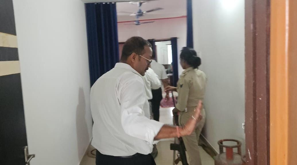 आय से अधिक संपत्ति मामले में बड़ी कार्रवाई: भागलपुर के अवर निबंधक विनय सौरभ के ठिकानों पर EOU की छापेमारी, करोड़ों की संपत्ति का खुलासा